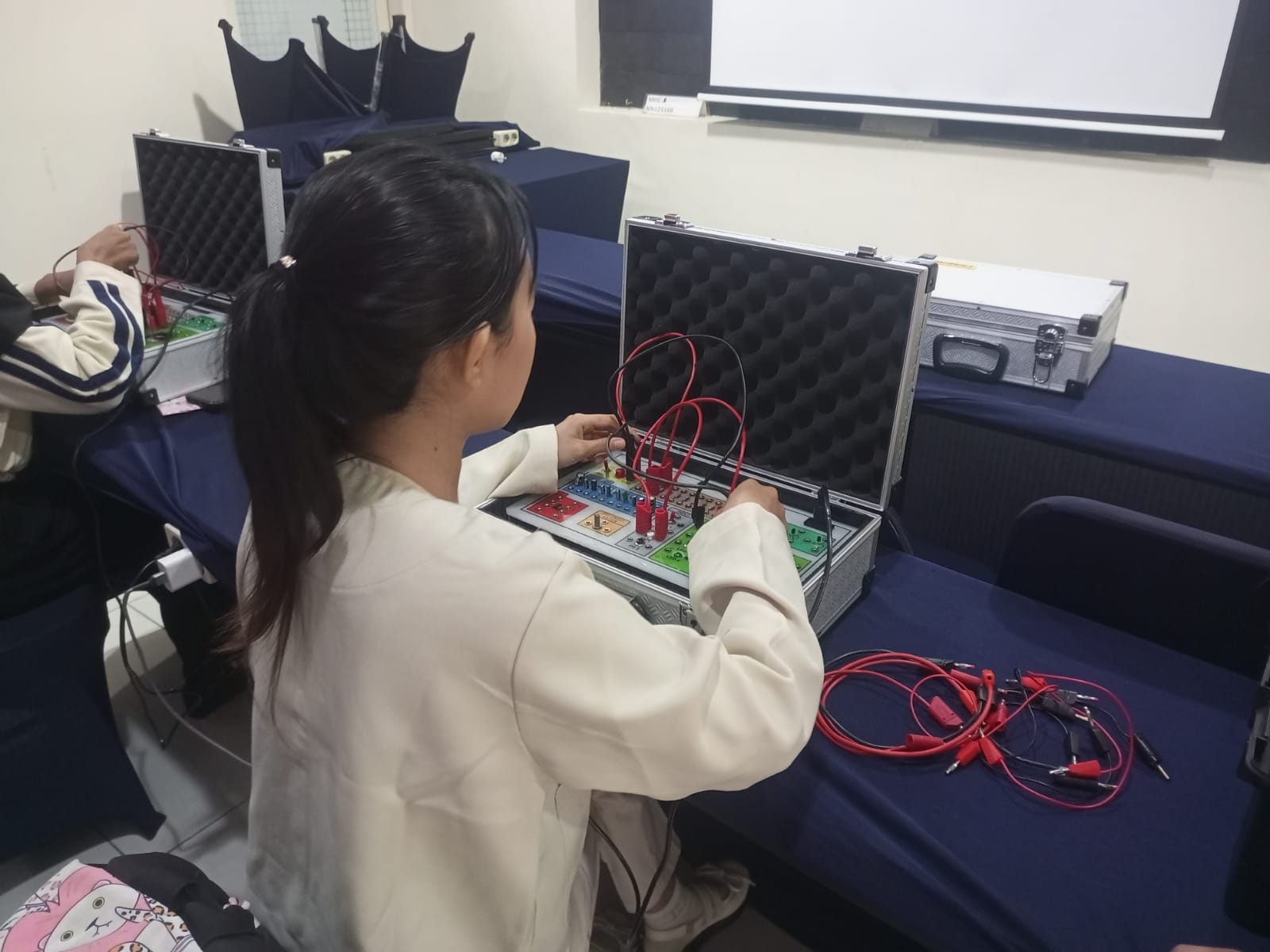 Pelatihan Elektronika Skema Operator Connecting