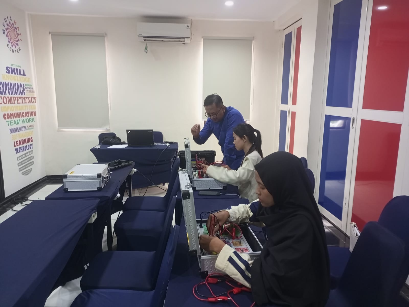 Pelatihan Elektronika Skema Operator Connecting